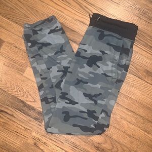 Gap Teen boys camouflage lightweight sweat pants size large. Like new condition.